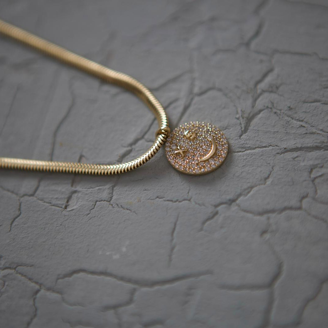 ATY001-3-gulen-yuz-altin-kolye-dolar-para